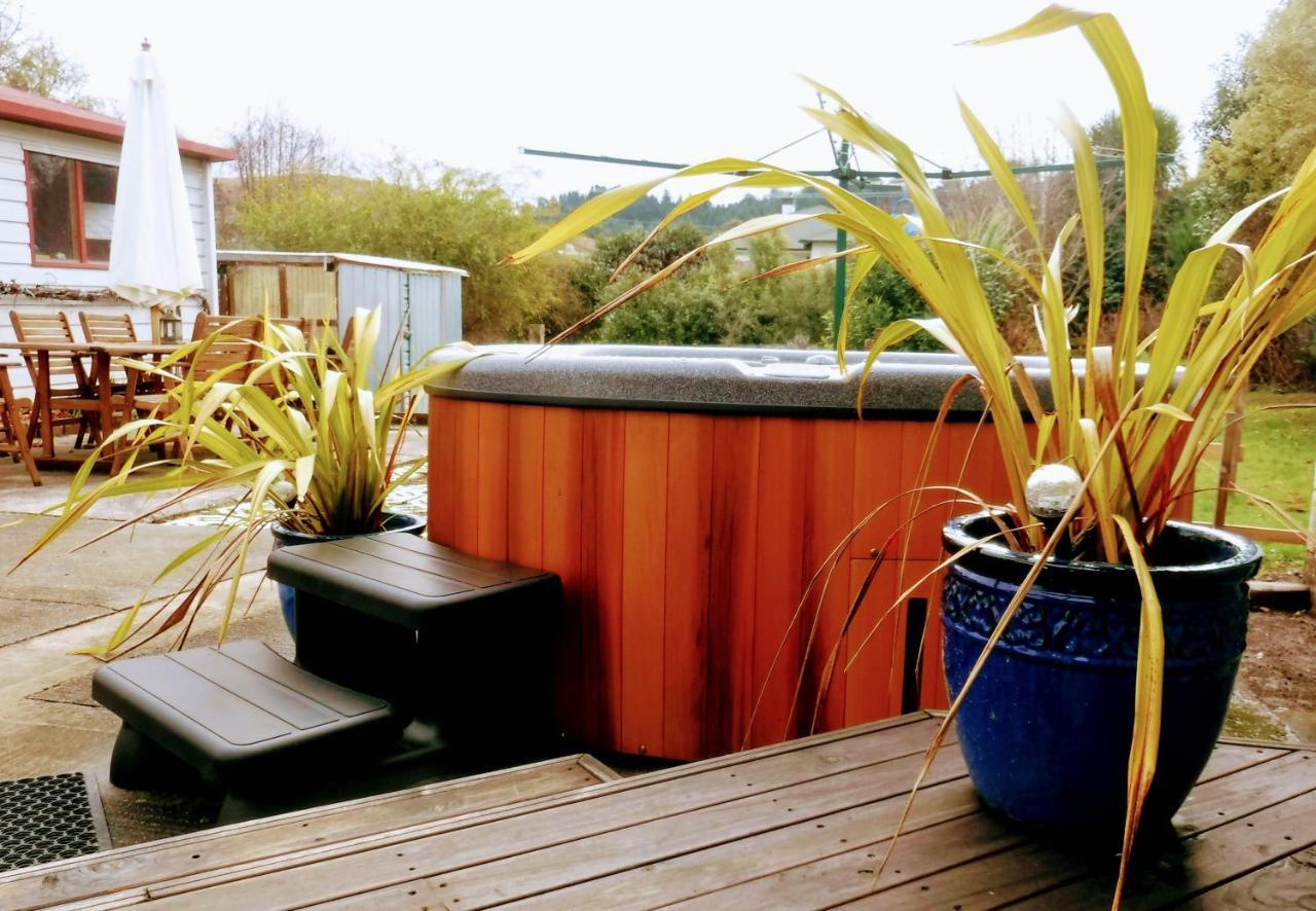 Hot Tub At Pukeko Cottage ジェラルディン エクステリア 写真